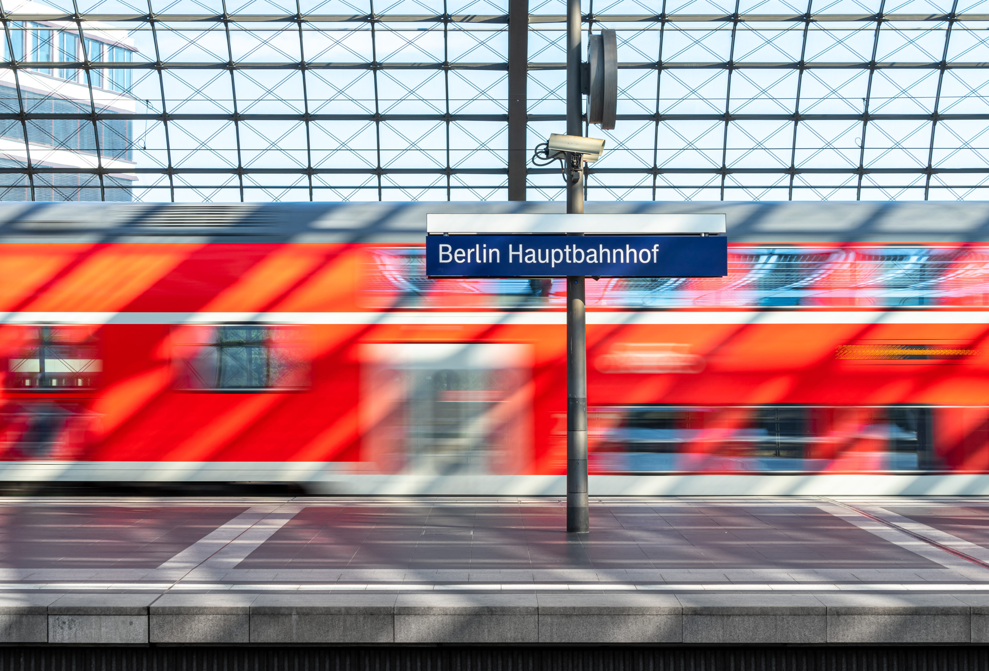 Blurred motion of train at railroad station © AdobeStock/Reinhard Krull/EyeEM